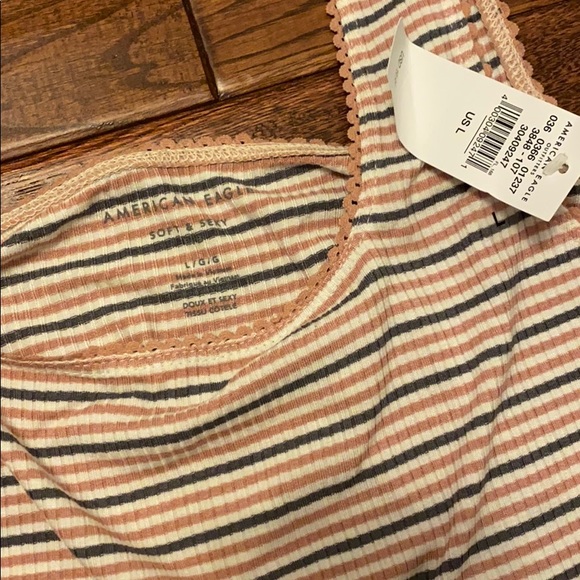 NWT crop top - Picture 2 of 4